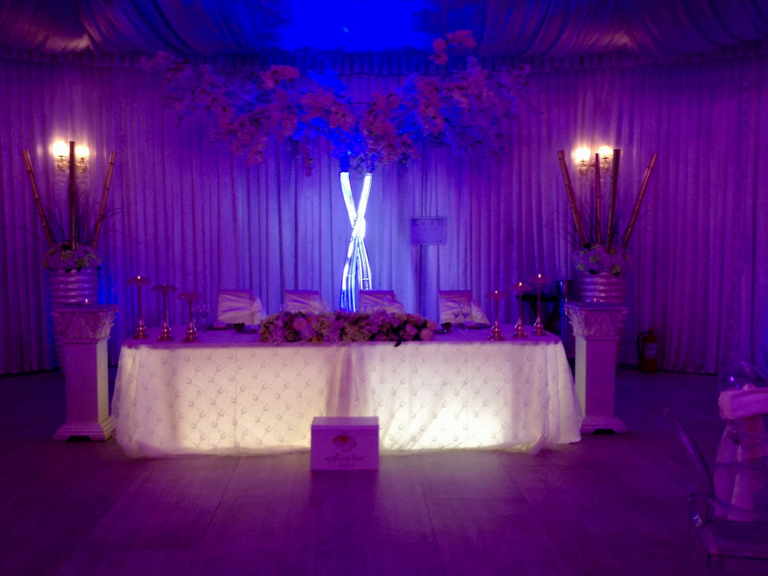 Setup luminat pentru DJ nuntă – scenă pregătită cu pupitru și lumini inteligente