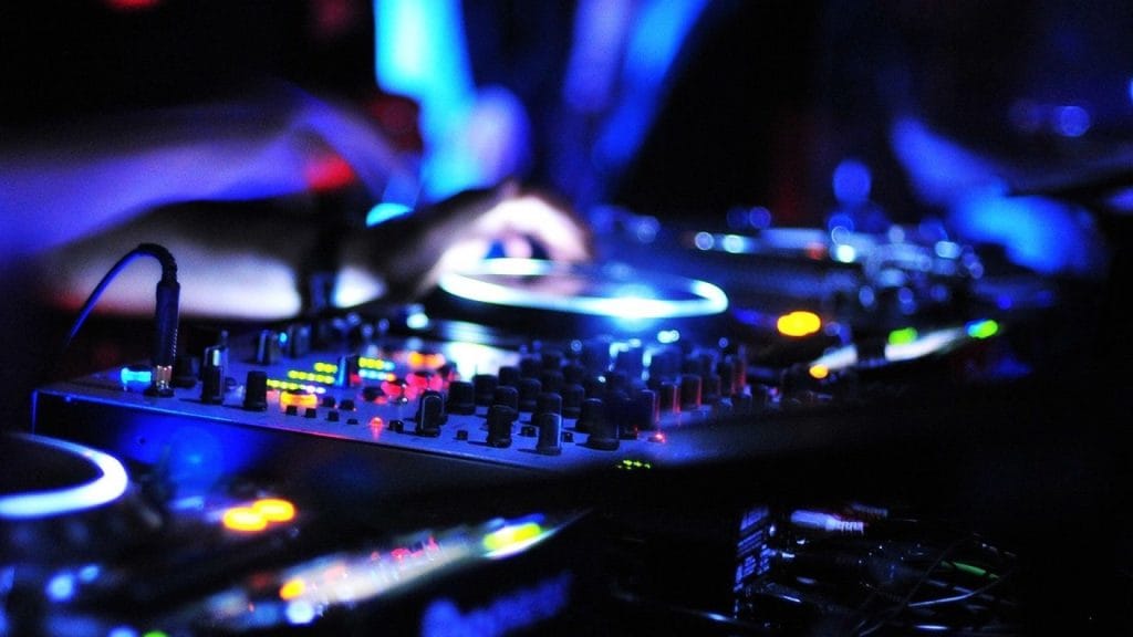 DJ profesionist și pupitru pentru nuntă în București – muzică și lumini