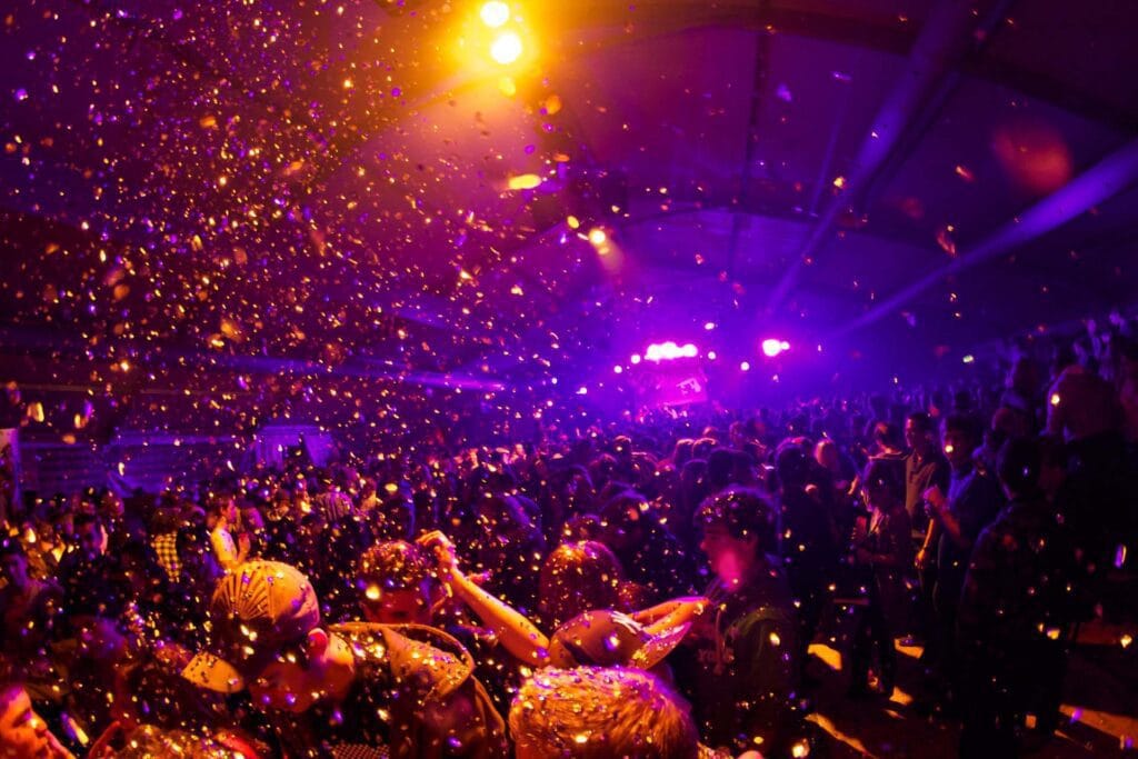 DJ pentru nuntă, botez sau eveniment corporate cu atmosferă de petrecere și lumini inteligente