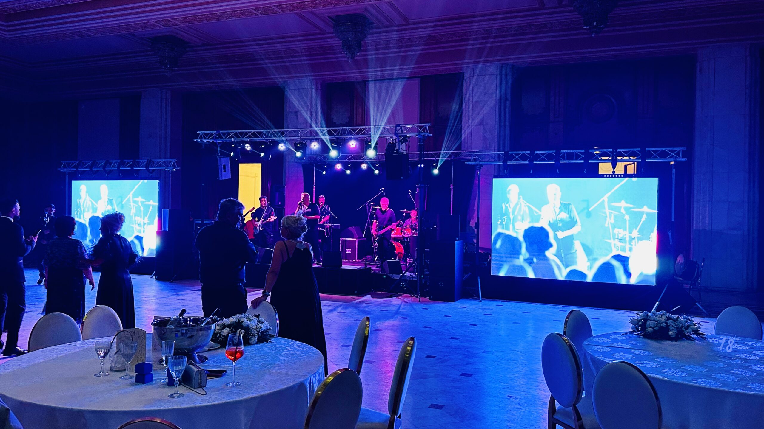 Eveniment business cu lumini inteligente și DJ profesionist la pupitru