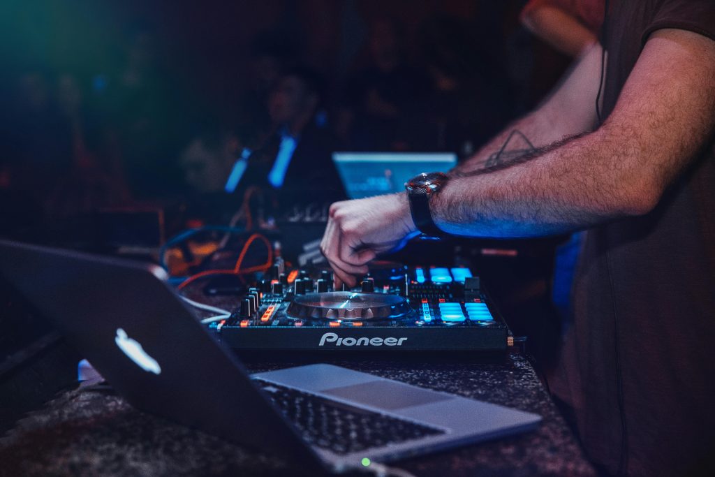 DJ nunta Bucuresti – DJ Iasi, DJ Brasov, DJ Constanta – sonorizare si lumini profesionale pentru evenimente elegante